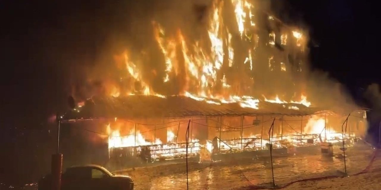 Yangın, kar motorlarının yakıt dolu depolarının infilakıyla tüm oteli sarmış
