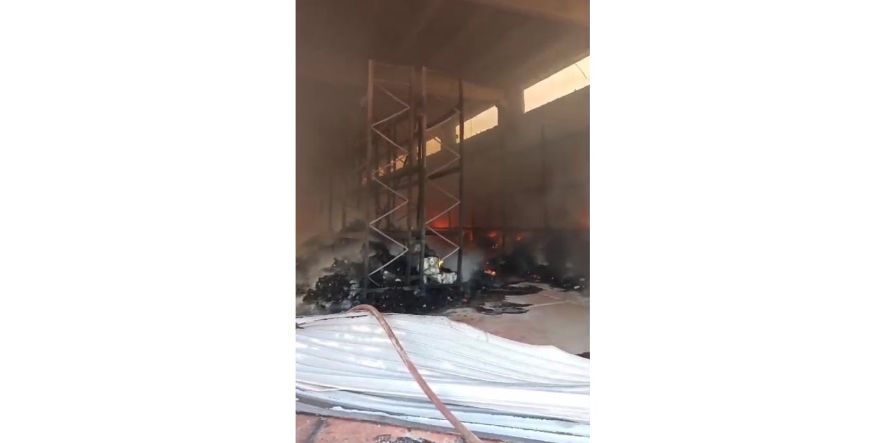 Cizre’de gıda imalathanesinin deposu yandı