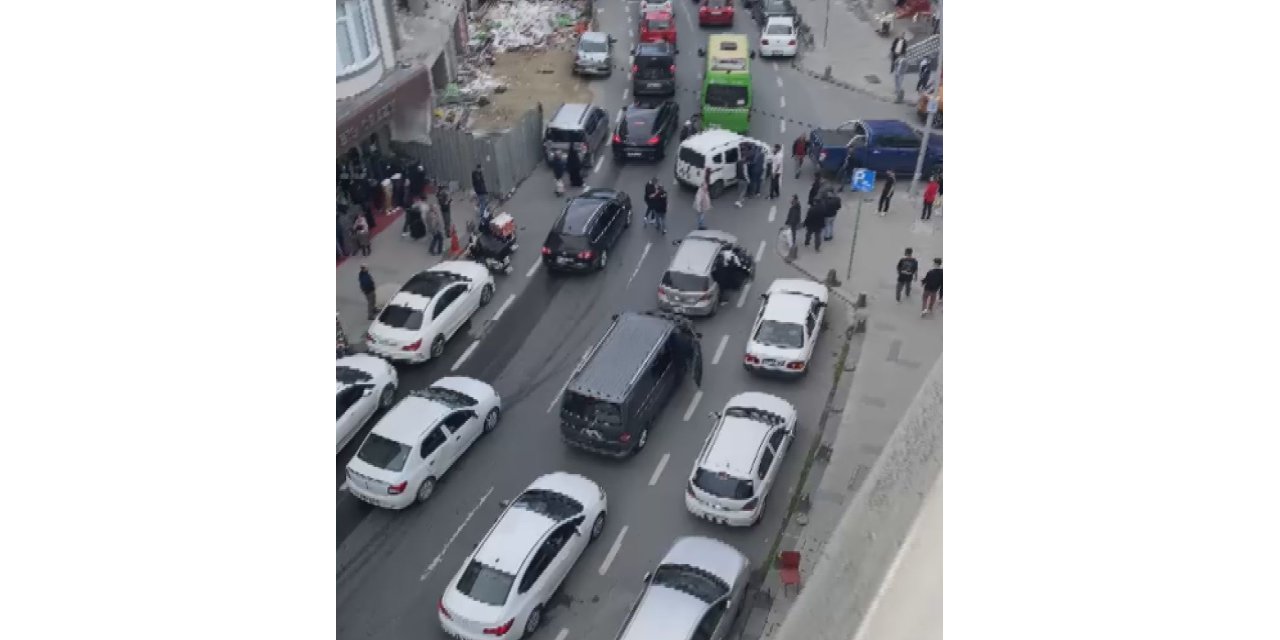 İstanbul - Trafikte yol verme kavgasını çevredekiler ayırdı, yaşananlar cep telefonu ile kaydedildi