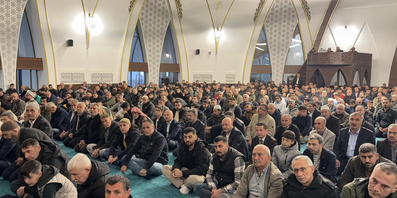 Adıyaman'da bayram namazı için binlerce kişi saf tuttu