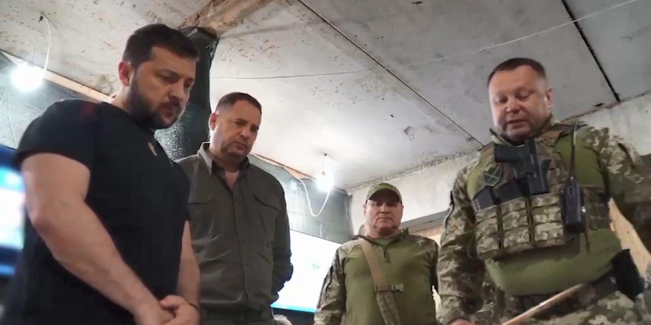 Zelenski’den Cephe Hattına Ziyaret