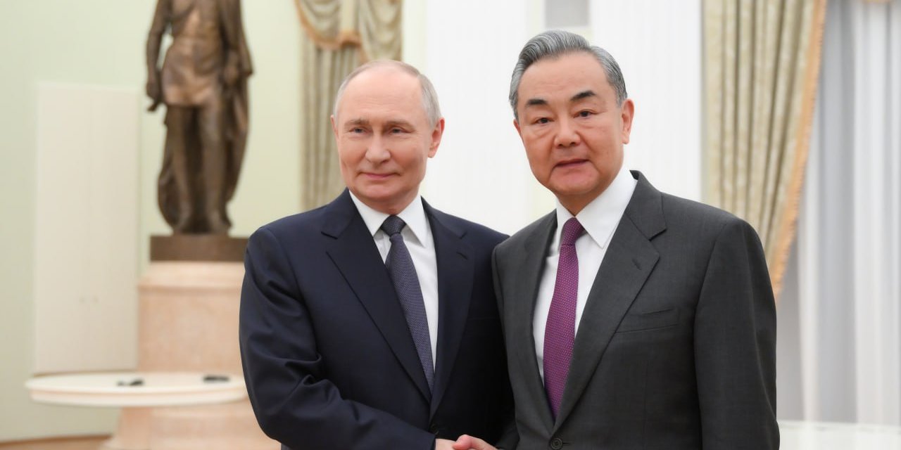 Putin, Çin Dışişleri Bakanı Wang Yi’i kabul etti
