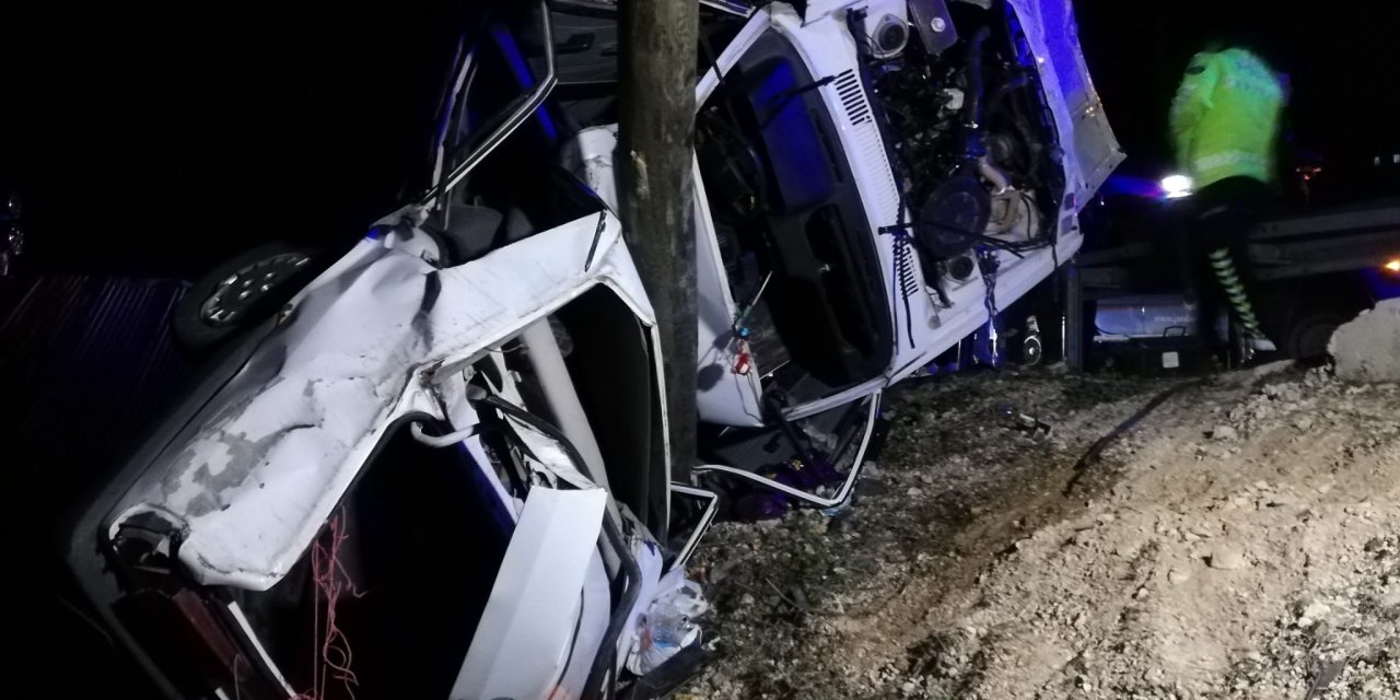 Malatya'da otomobil direğe çarptı; Zeydanur öldü, anne ve babası yaralandı