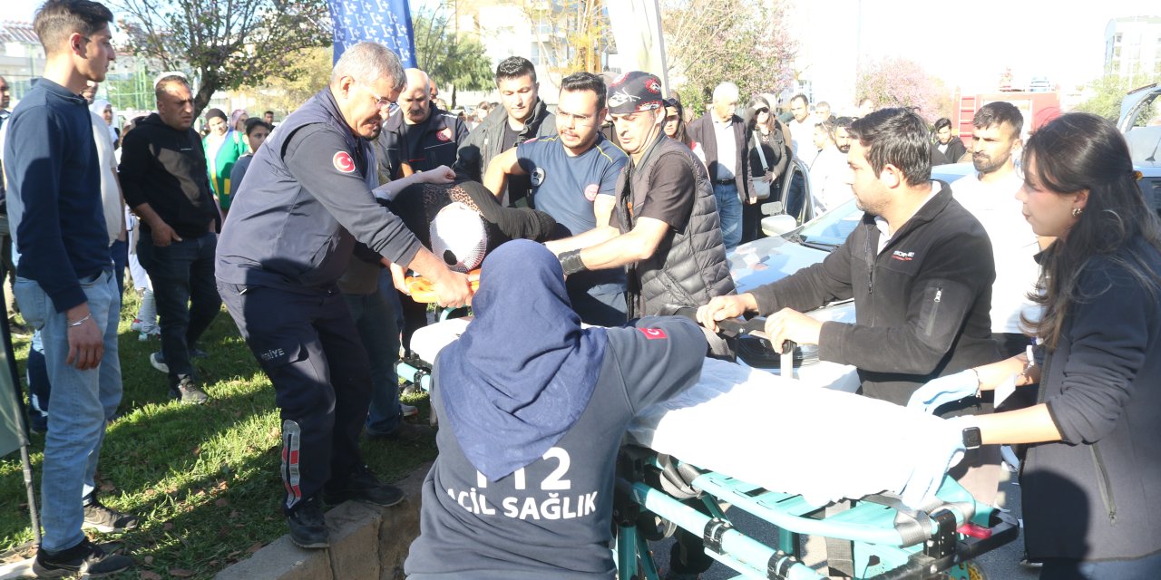 Park halindeyken harekete geçen otomobile başka araç çarptı: 3 yaralı