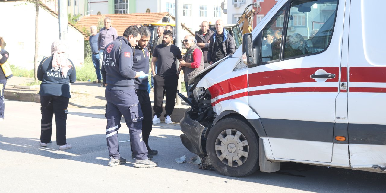Antalya'da ambulans ile otomobil çarpıştı; 3 yaralı