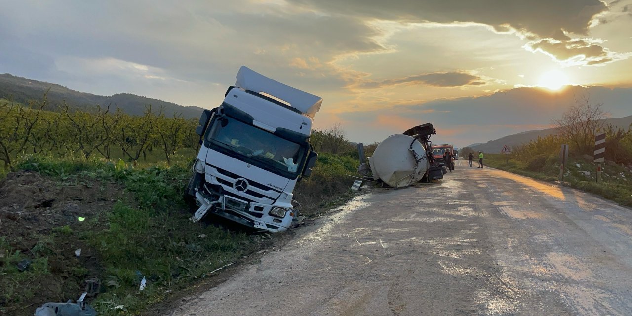 Tavuk yağı yüklü TIR, dorsesinden ayrılıp tarlaya savruldu: 1 yaralı