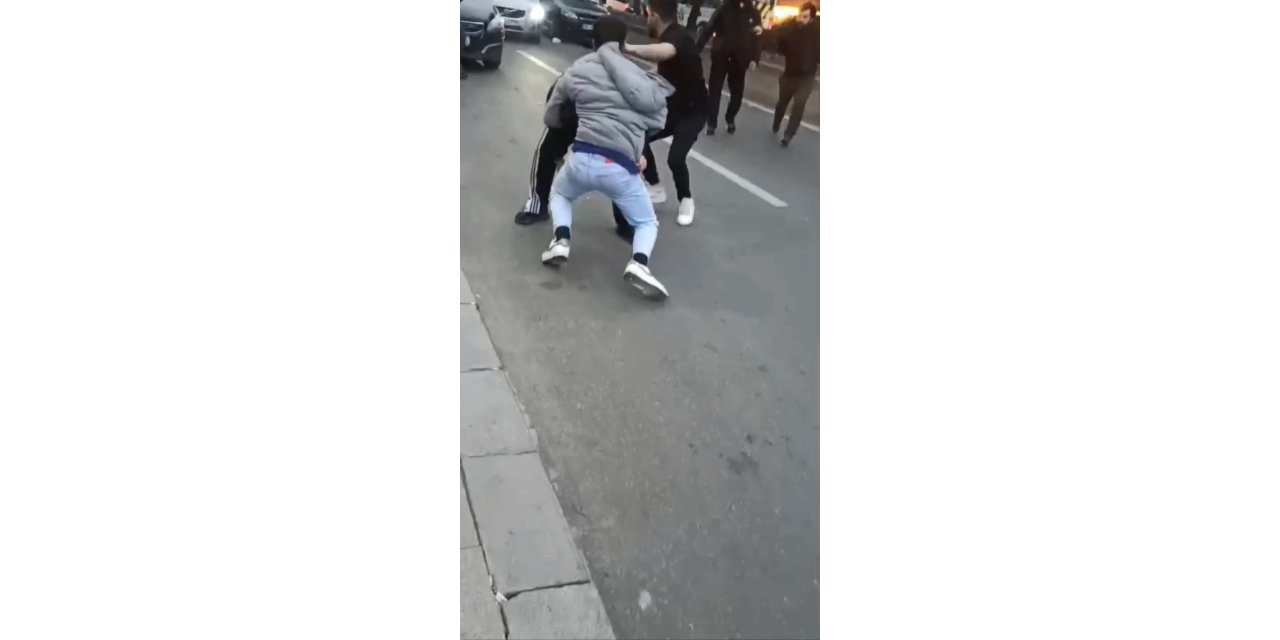 Bayrampaşa’da silahlı yumruklu tekmeli kavga kamerada