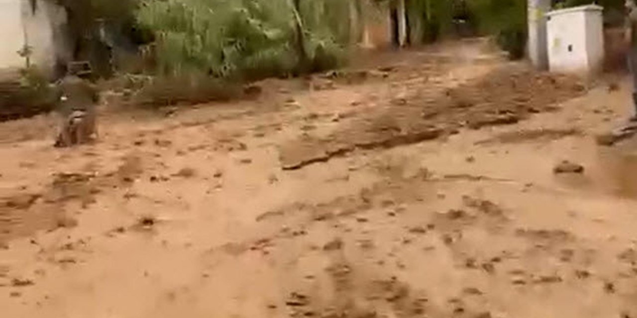 Aydın'da Sağanak Etkili Oldu; Sokaklar Göle Döndü