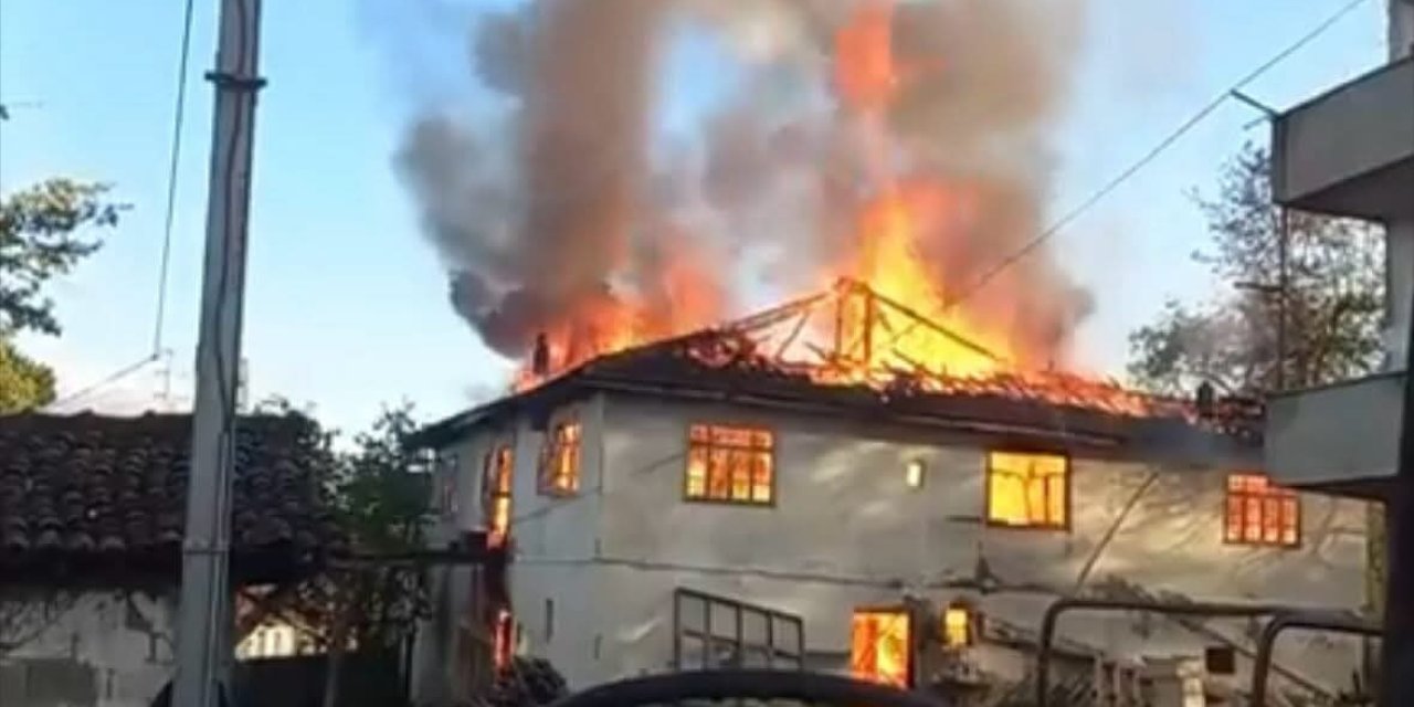 Zonguldak'ta 2 katlı ev alev alev yandı