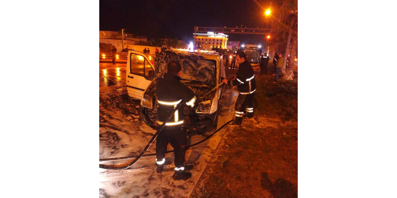 Mardin'de zincirleme kazada hafif ticari araç alev aldı; 1 yaralı