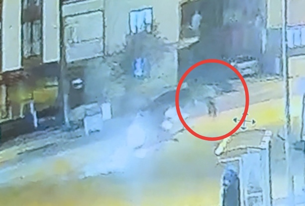 Bursa'da otomobil ile çarpışan motosikletin sürücüsü ağır yaralandı; kaza anı kamerada