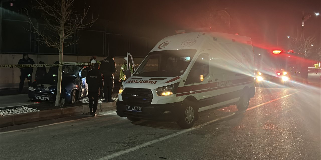 Sivas'ta ağaca çarpan otomobilin sürücüsü öldü