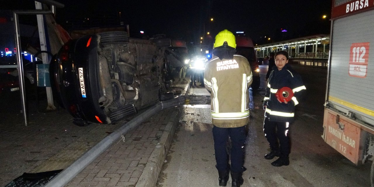 Bursa'da otomobil aydınlatma direğine çarptı: 1 ölü, 1 yaralı