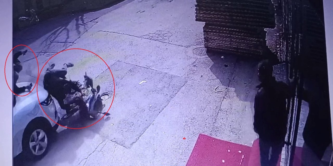 Otomobilin çarptığı motosikletli yaralandı, arkasındaki yolcu kaçtı; o anlar kamerada