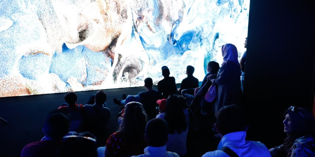 Teknofest'te Refik Anadol'un 'Makine Hatıraları: Uzay' Sergisine Yoğun İlgi
