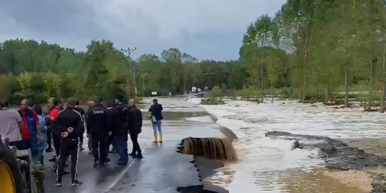 Kırklareli'de Kuvvetli Yağış; Dereler Taştı, Yollar Kapandı