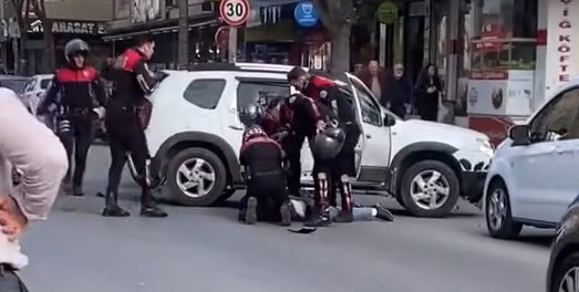 İstanbul - Polisin 'Dur' ihtarına uymayan sürücü Esenyurt'tan Avcılar'a kadar kaçtı, polisler aracın camlarını kırarak şüpheliyi etkisiz hale getirdi