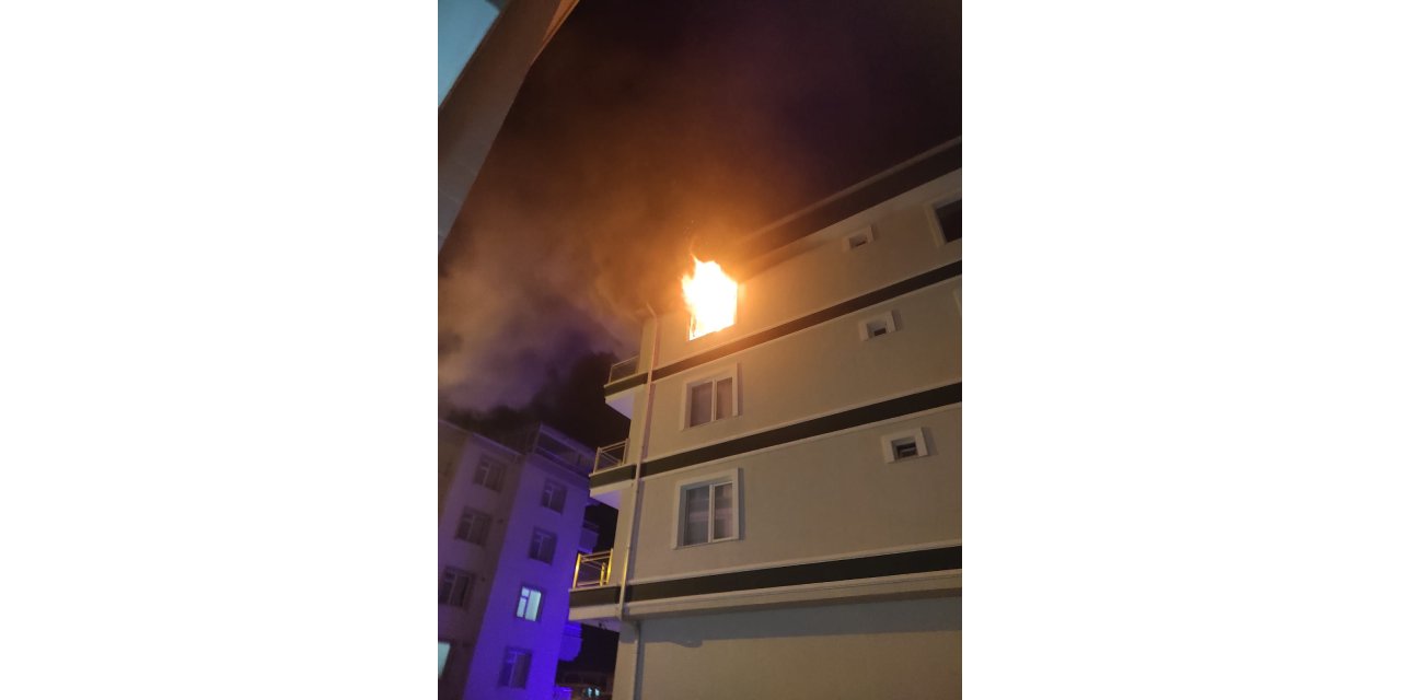 Kırşehir'de 4 katlı binada çıkan yangında 3 kişi dumandan etkilendi