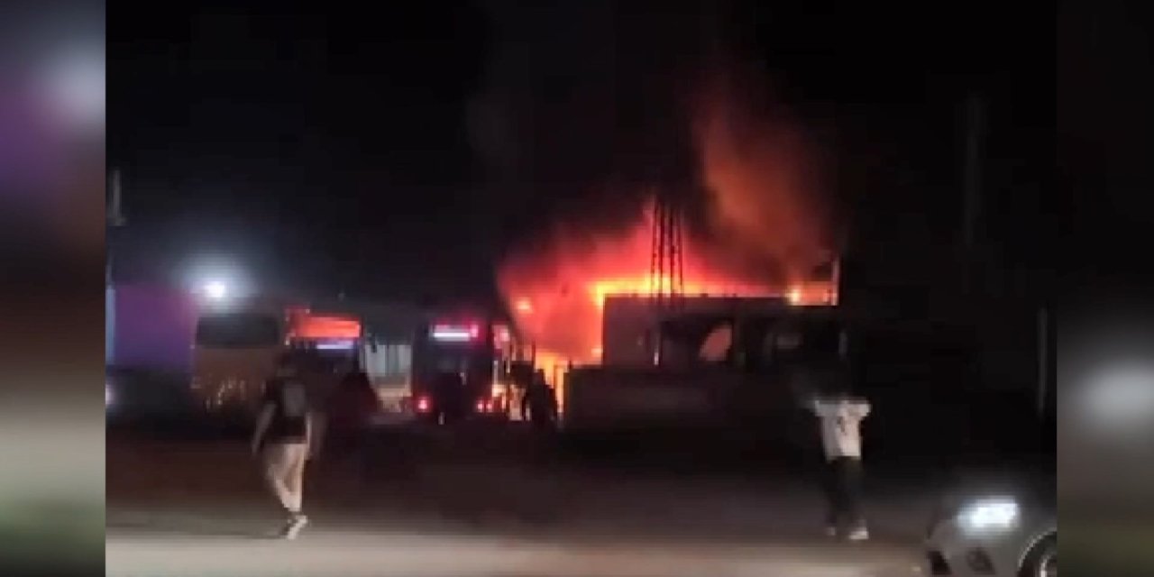 Park halindeki minibüste çıkan yangın oto tamir dükkanına sıçradı