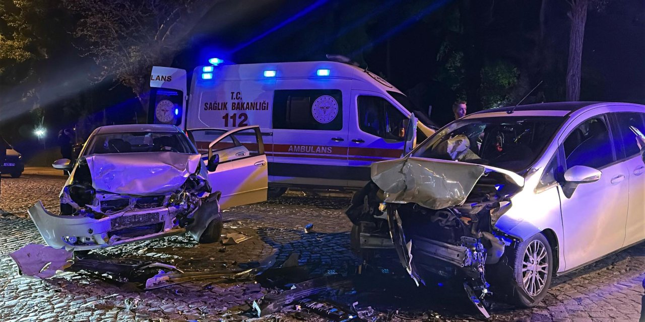 Edirne’de 2 otomobil kafa kafaya çarpıştı: 4 yaralı