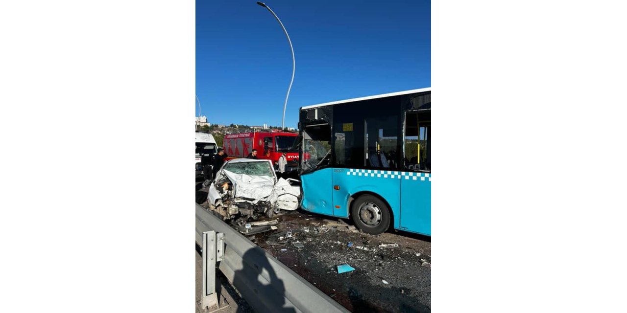 Otomobil ile belediye otobüsü kafa kafaya çarpıştı: 1 ölü, 4 yaralı