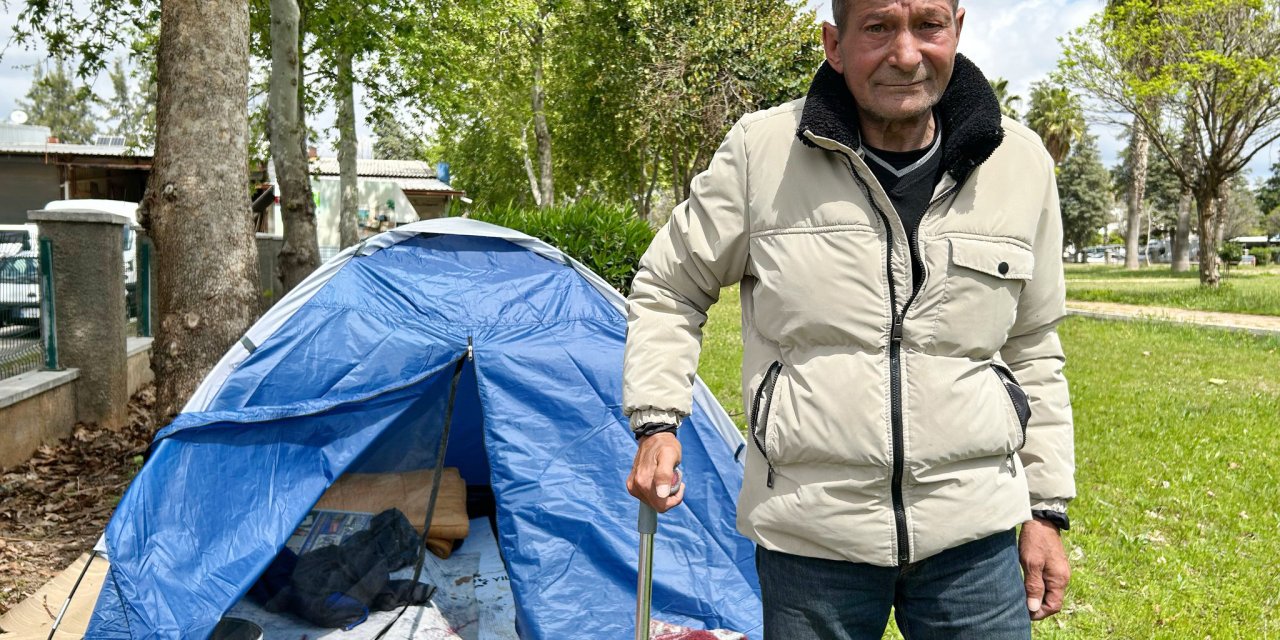 Bacağı Sakatlanınca İşinden Oldu, Parka Kurduğu Çadırda Yaşıyor