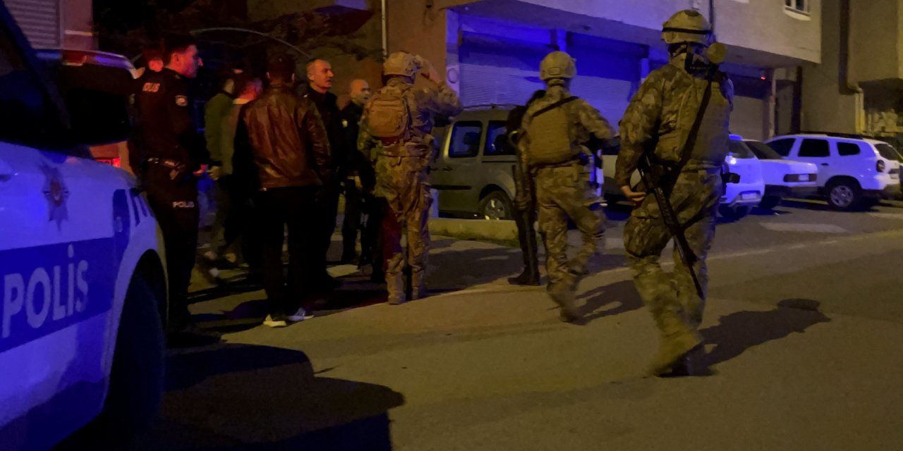 Balkondan tüfekle havaya ateşe açıp, kendini eve kilitledi