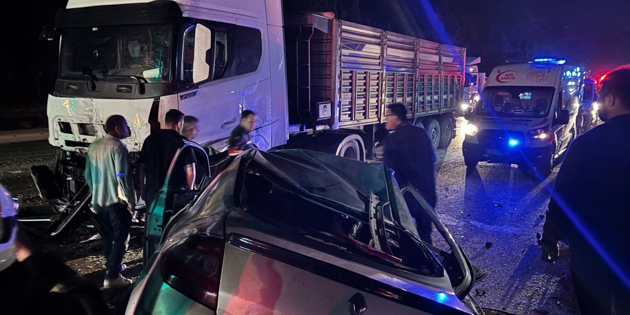 Adana’da Refüjü Aşıp Karşı Yöne Geçen Otomobil, Kamyonla Çarpıştı: 1 Ölü, 1 Yaralı