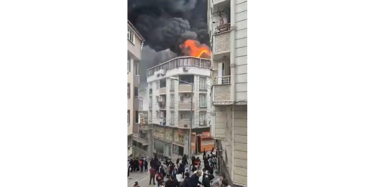 İstanbul- Esenyurt'ta 5 katlı binada yangın paniği