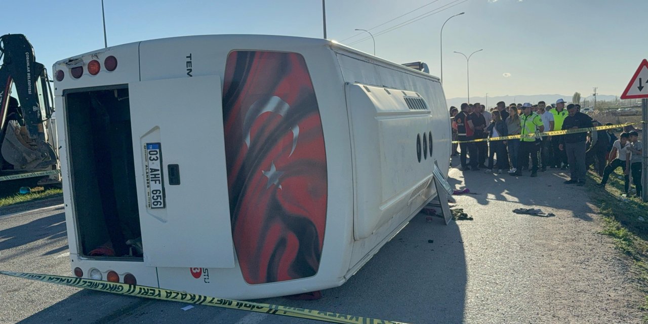 İşçi servis midibüsüyle otomobil çarpıştı: 12 yaralı