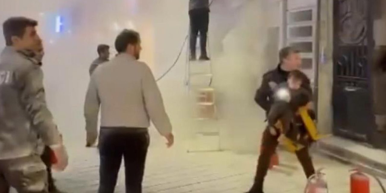 İstanbul - Beyoğlu'nda büfede çıkan yangın söndürüldü; mahsur kalan çocuk kurtarıldı / Ek görüntü