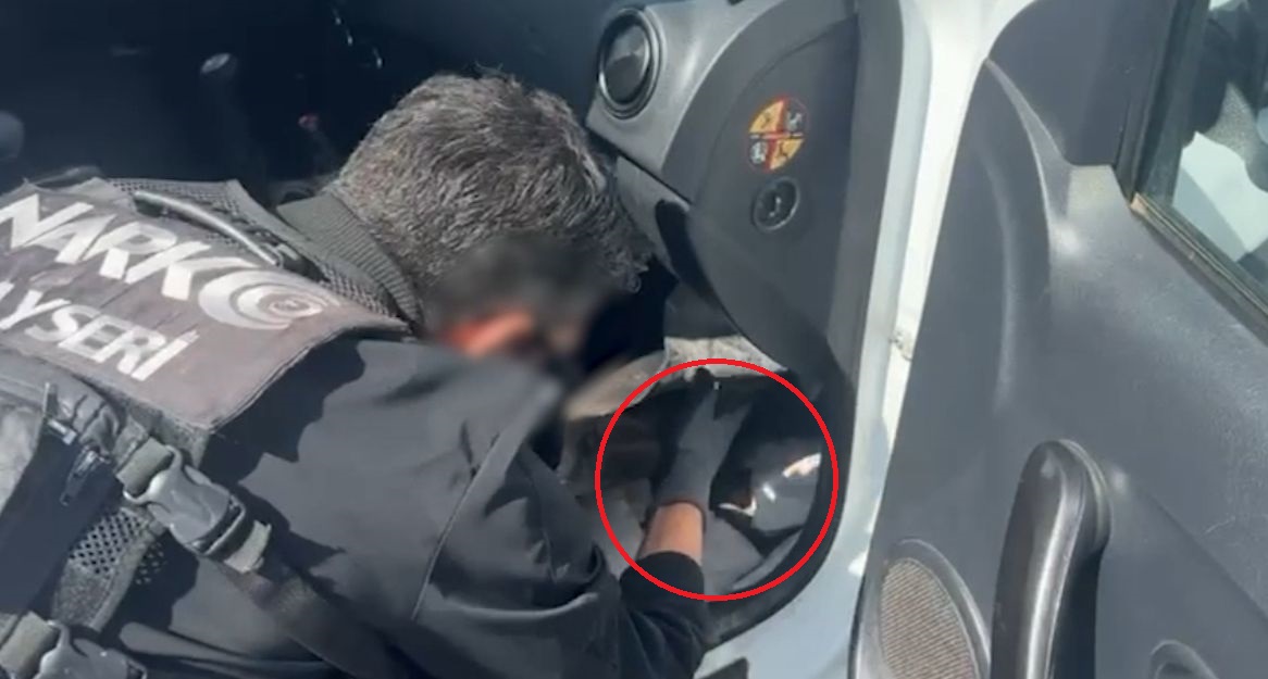 Otomobilde gizlenen 1 kilo 706 gram uyuşturucu ele geçirildi; 2 gözaltı