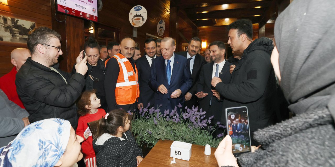 İstanbul - Cumhurbaşkanı Erdoğan, Hasbahçe Sosyal Tesisleri'nde depremden etkilenenleri ziyaret etti