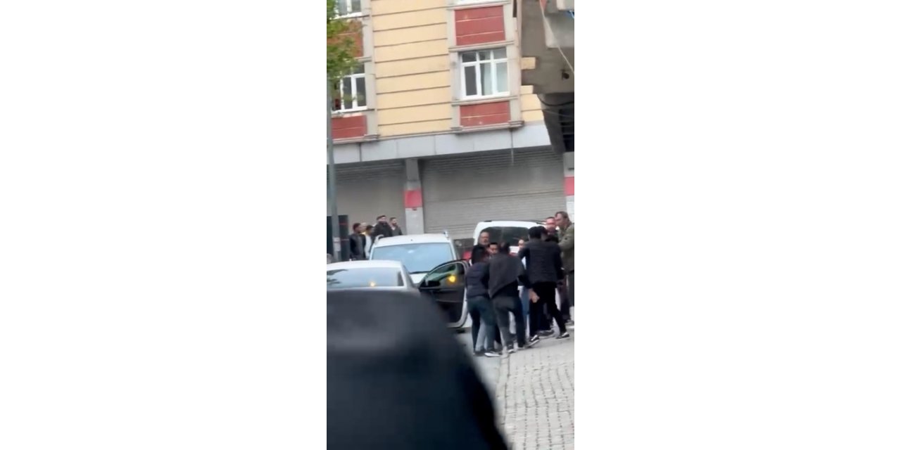 Sultangazi'de silahlı yol kavgası; deprem nedeniyle dışarda olan çocuğa kurşun isabet etti