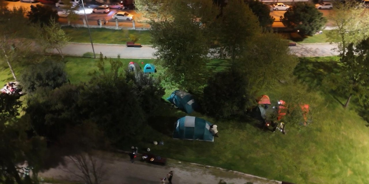 Deprem Sonrasında Evlerine Girmeye Çekinenler Çadırlarda Kaldı