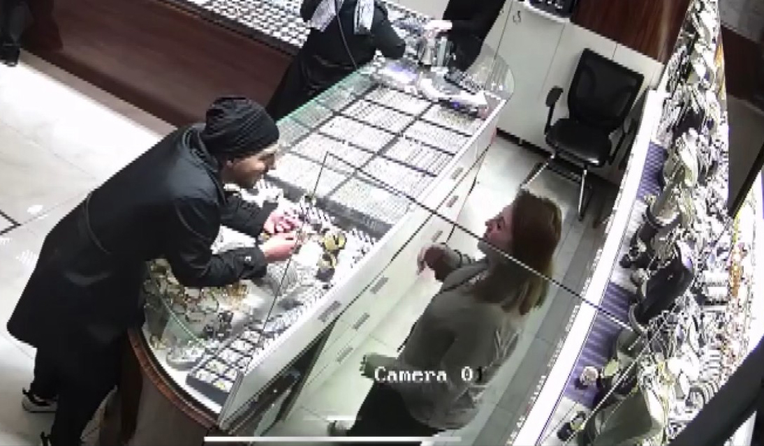 İstanbul- Esenyurt'ta kuyumcudan 535 bin lira değerinde 7 bilezik çalan şüpheli kamerada