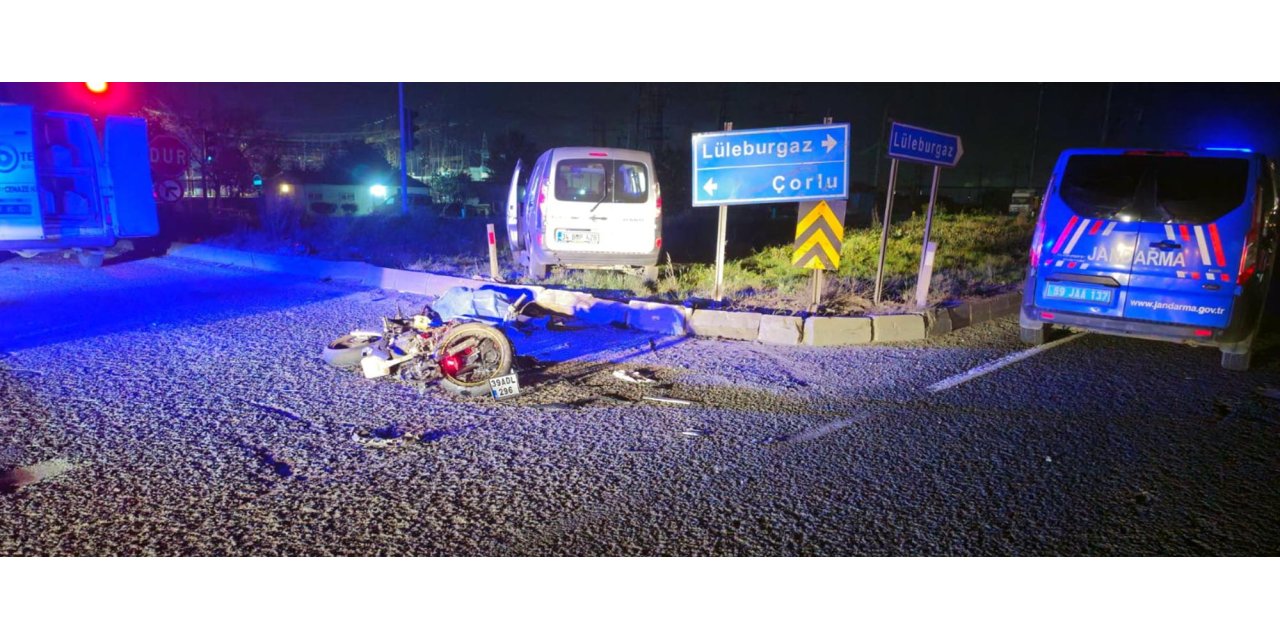 Hafif ticari araç ile motosiklet çarpıştı; 1 ölü, 1 yaralı