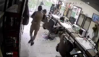 İstanbul- Beylikdüzü'nde deprem sırasında oğlunu berberde unuttu