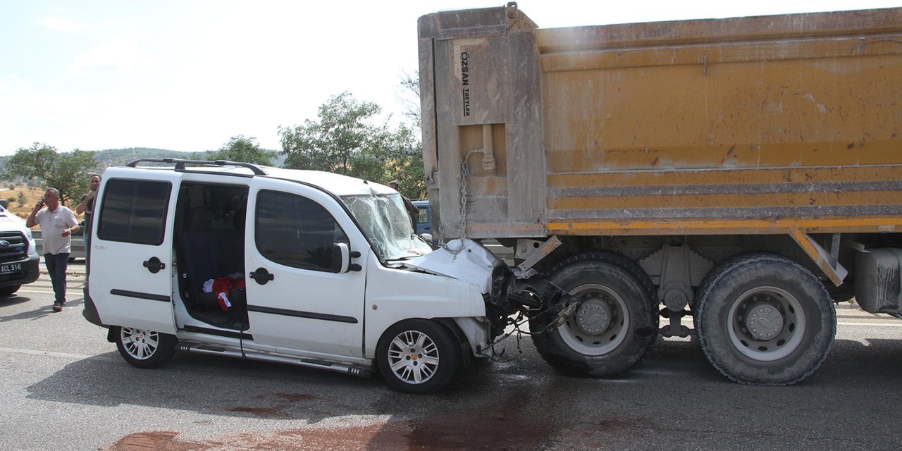 Hafif Ticari Araç, Hafriyat Kamyonuna Arkadan Çarptı: 4'ü Çocuk, 7 Yaralı