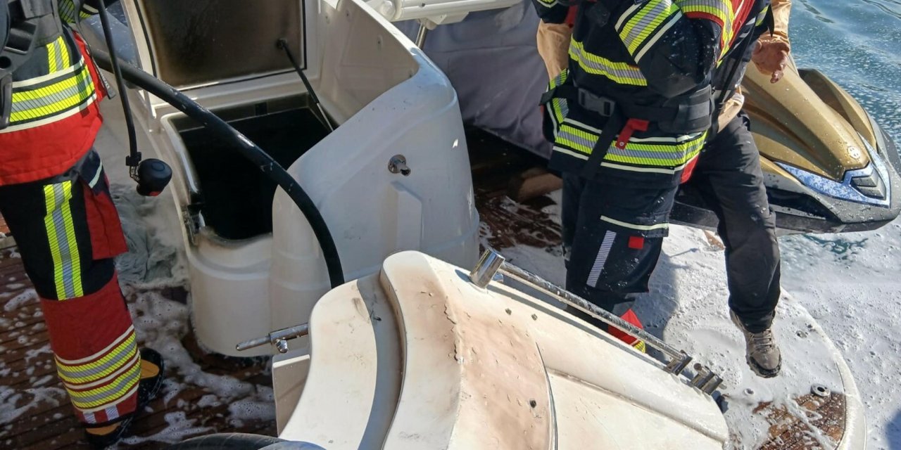 Ayvalık'ta marinada bağlı motoryatta yangın