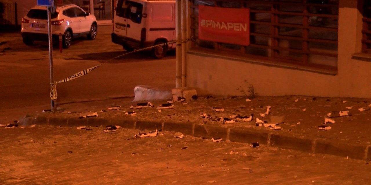 İstanbul - Küçükçekmece’de şiddetli rüzgar nedeniyle bir binanın dış cephesi koptu