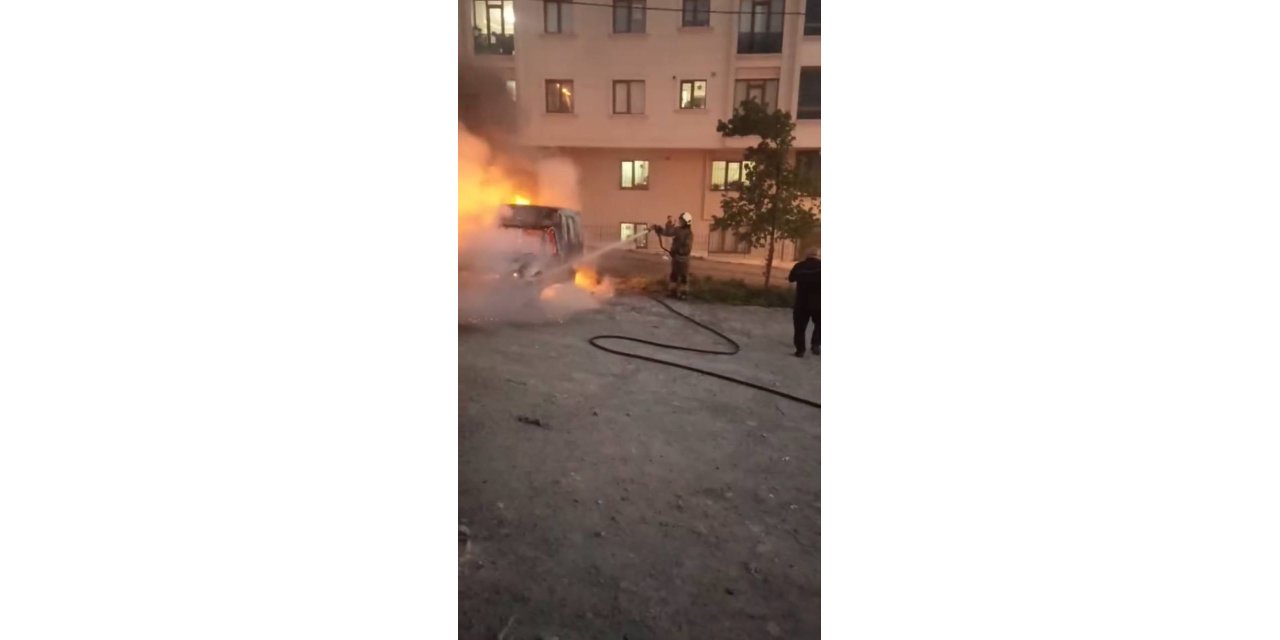 İstanbul - Küçükçekmece’de park halindeki hafif ticari araç yandı