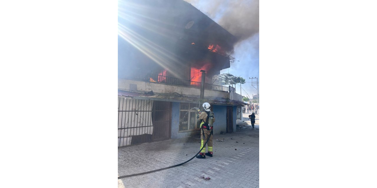 Hatay'da 3 katlı bina yandı; 4 kişi dumandan etkilendi