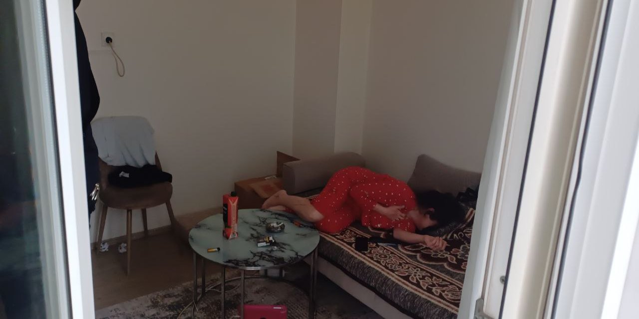 Birlikte yaşadığı kadını dövüp, bıçakladı