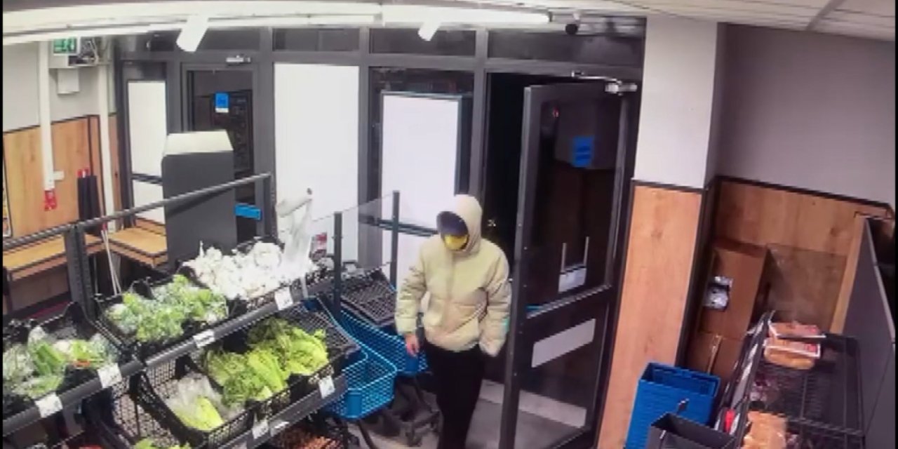 Bağcılar'da Market Çalışanını Bıçakla Tehdit Edip 80 Bin Lira Gasbetti