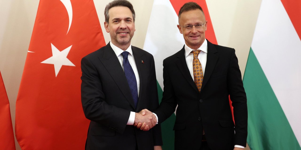 Bakan Bayraktar, Macaristan Dışişleri ve Dış Ticaret Bakanı Szijjarto ile bir araya geldi