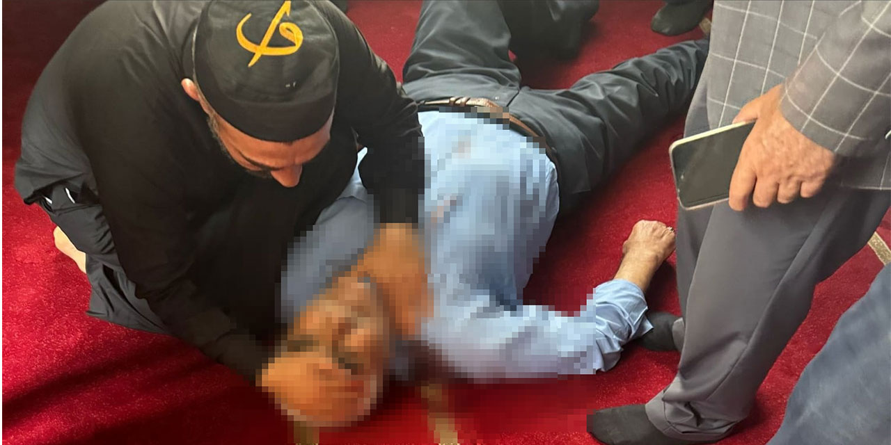 Camide namaz kılarken bıçaklandı