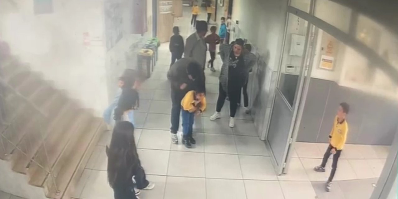 Nefes borusuna yiyecek kaçan öğrencisini 'Heimlich' manevrasıyla kurtardı; o anlar kamerada