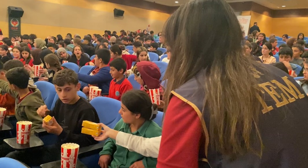 Bitlis'te Öğrenciler, 'Aybüke Öğretmen Oldum Ben' Filmini İzledi