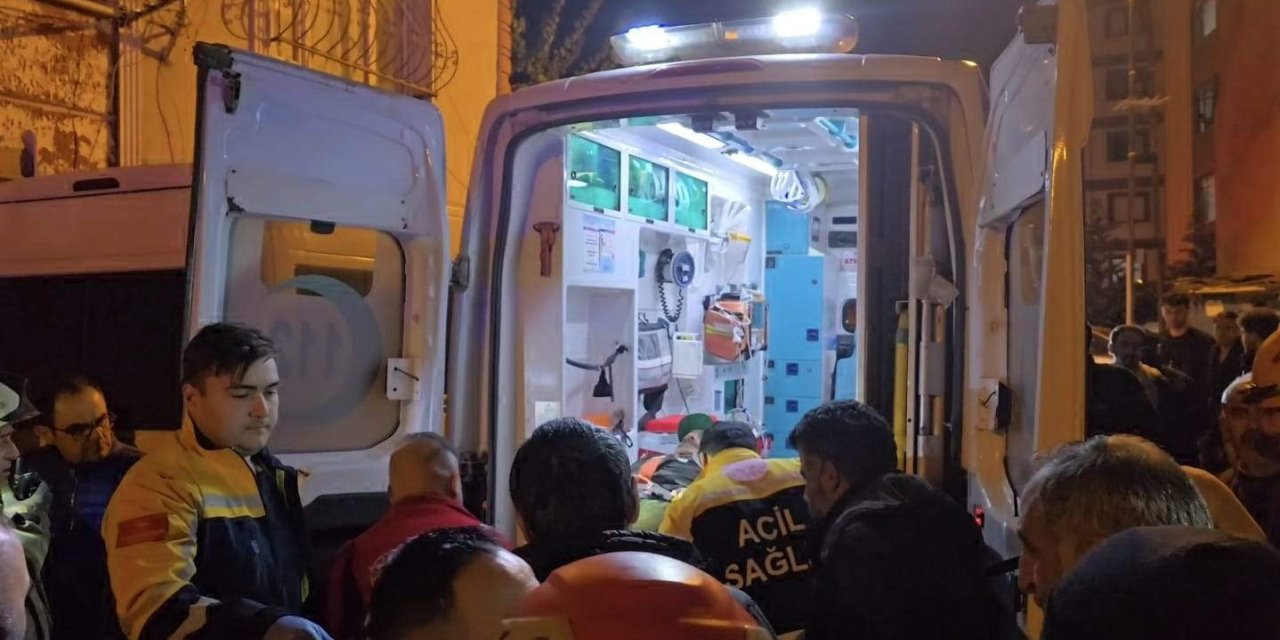 İstanbul - Sultanbeyli'de boru tamir eden kişi göçük altında kalarak yaralandı